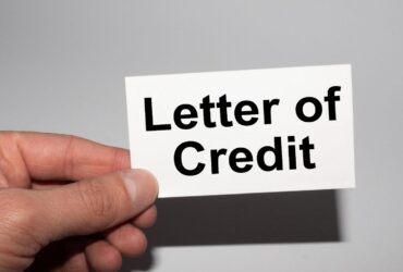 What are L/C operating processes under structured customs and practices and documentary credit (UCPDC)?