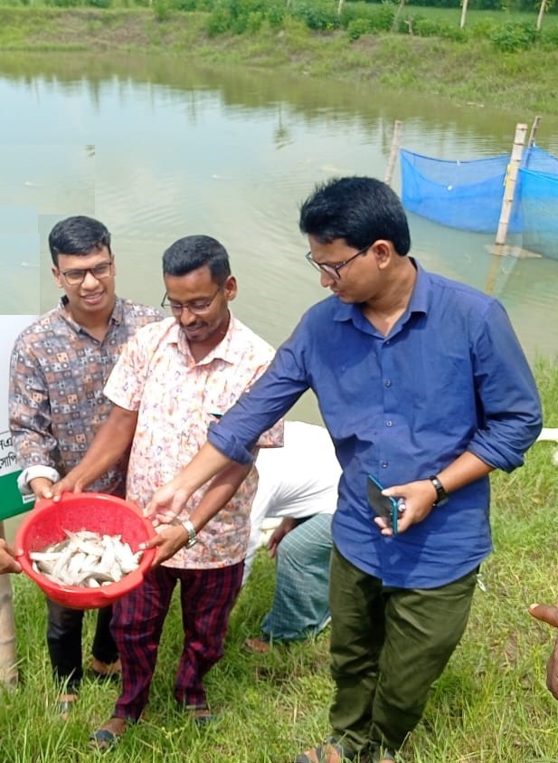 Mr. Nasmul Haque, SOPIRET Project Coordinator , along with his team visited the demonstration pond where farmers used AERI-supplied Black Soldier Fly (BSF) as fish feed for safe fish and fish product production and marketing under the Rural Microenterprise Transformation Project (RMTP), funded by the renowned organization Palli Karma-Sahayak Foundation (PKSF), implemented by SOPIRET NGO.